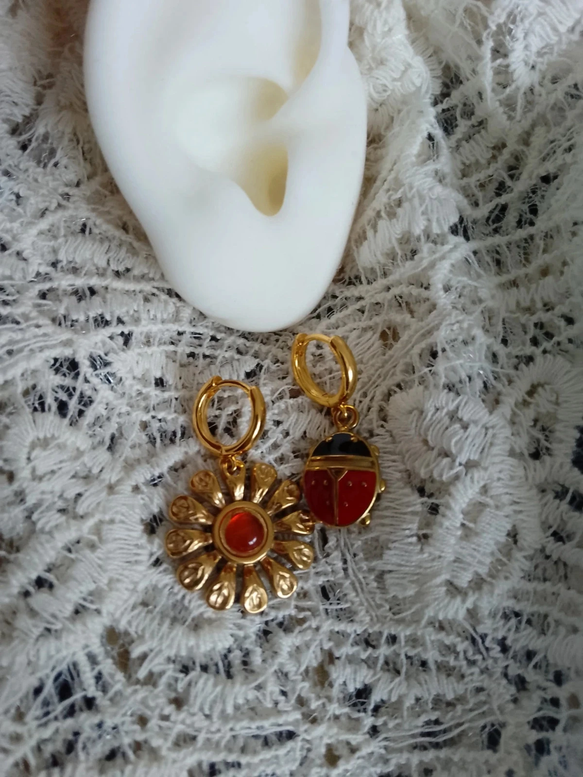 Bohemien coccinelle en bloem oorbellen met asymmetrische natuurlijke hoornsteen – photo 2